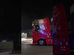 Inno di Mameli e Tricolore per l'arrivo dei camion con il nuovo Covid center