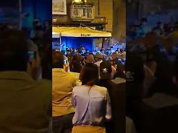Piazza Bellini, tafferugli con la polizia durante controlli