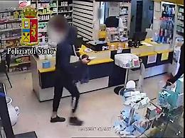 Colpo in farmacia, arrestata coppia di rapinatori