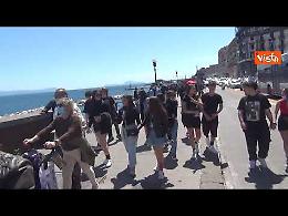 Chiuso il lungomare di Napoli ma le persone si riversano a via Toledo