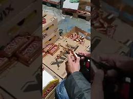 Befana choc: «Così mettono sul mercato snack scaduti»