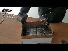 Pusher con mascherina e 15 chili d'hashish arrestato a Napoli