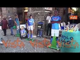 A Napoli il giorno dopo lo scudetto è ancora festa, tanti con maglietta della squadra di Spalletti