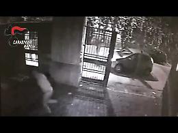 Si fingono carabinieri per rapinare case e negozi: 10 arresti
