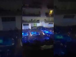 Poliziotto morto a Napoli, l'omaggio dei colleghi a sirene spiegate sotto casa