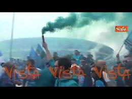Scudetto Napoli: bandiere e fumogeni, i tifosi festeggiano davanti allo stadio