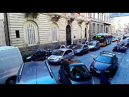 Nuovi stalli in via Chiatamone, traffico in tilt