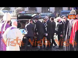Funerali David Sassoli, la salma lascia la basilica accompagnata dal silenzio militare