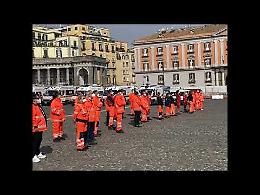 Coronavirus, ambulanze a piazza Plebiscito: omaggio a Napoli