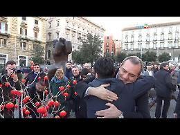 «Persone, non virus», flashmob a Napoli con la comunità cinese