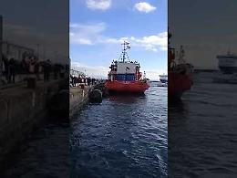 Migranti, l'arrivo della nave Ong Sea Eye a Napoli