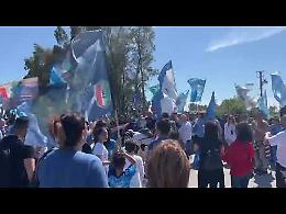 Il Napoli torna a casa, tifosi in attesa della squadra a Grazzanise