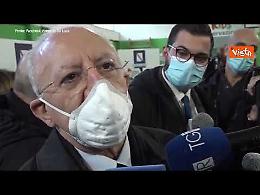 De Luca: «Vietato mangiare per strada? Si tratta di civiltà, non solo di emergenza Covid»