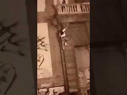 Movida choc a Napoli, si arrampica sul portone dell'Orientale e precipita