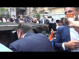 Conte a Napoli fa gli auguri a una coppia di sposi in macchina