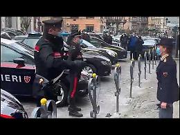 Poliziotto morto, omaggio di carabinieri e finanzieri davanti alla Questura