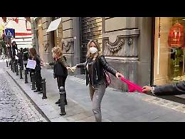 Coronavirus, protesta dei negozianti: a Napoli “flash mob delle mutande"