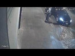 Rapinatore ucciso a Napoli, il video della rapina