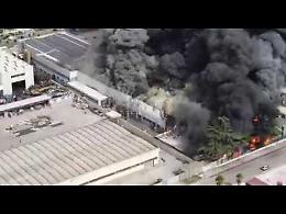 Vasto incendio nell'area industriale di Teverola, nube nera visibile da Napoli