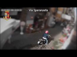 Rapine a turisti e automobilisti, prese due bande: 11 arresti a Napoli