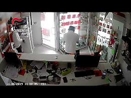 Quarto, rubarono 70 smartphone in un negozio: due arresti