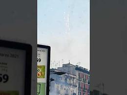 Napoli, zona rossa: fuochi d'artificio in piazza Leone