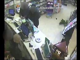 Ecco il video dell'assalto in farmacia
