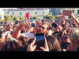 Napoli, delirio sul Lungomare per l'attore Can Yaman