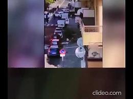 Panico in strada, si spoglia nuda e lancia dal balcone mobili e vasi