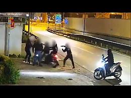 Rider aggredito, altra rapina della gang un'ora prima