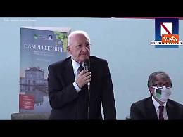 Parlano durante il discorso di De Luca e lui li rimprovera: &laquo;Smettetela di fare salotto&raquo;