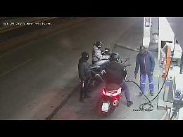 La tentata rapina dello scooter al distributore di carburanti