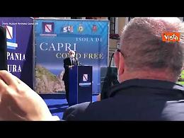 De Luca saluta in inglese i turisti a Capri