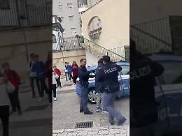 La polizia alla scuola Poerio