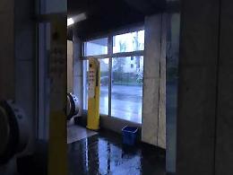 Maltempo a Napoli, allagata la stazione metro di Piscinola