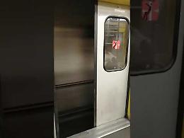 Metro, la porta del vagone resta aperta durante la corsa