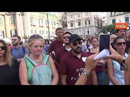 Protesta No green pass a Napoli, mascherine bruciate e minuto di silenzio per De Donno
