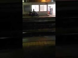 Napoli, scooter sfreccia sulla banchina della Cumana