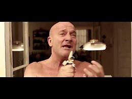 "Ma che bella sorpresa": Claudio Bisio canta "Chella llà" 