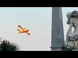 Brucia la collina dei Camaldoli, canadair in azione