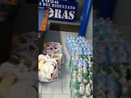 Coronavirus a Napoli, la spesa solidale di Paolo Cannavaro e gli ultras 72