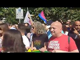 Pompei Pride, in migliaia al corteo. Sfila anche il sottosegretario Spadafora