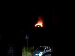 Vasto incendio a Pozzuoli, brucia monte Barbaro 