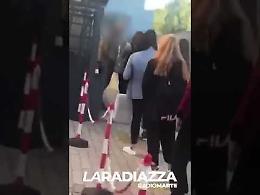 “Bidello scanner" misura la febbre agli studenti con una mano sulla fronte