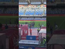 La rabbia dei tifosi, fischi all'ingresso dei giocatori in campo