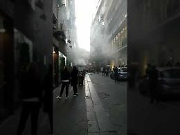 Camion dei rifiuti va a fuoco, panico in via Chiaia