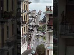 Maltempo a Napoli, crolla impalcatura in via Aniello Falcone