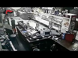 Accoltellato per motivi passionali, due arresti per tentato omicidio