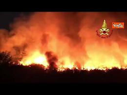 Incendio a Napoli, in fiamme un ex campo rom della zona orientale