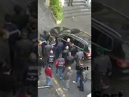 Napoli, l'arrivo del fratello del killer in caserma